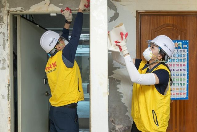 ©AP신문(AP뉴스)/이미지 제공 = HDC현대산업개발 ▲HDC현대산업개발은 20일 서울 영등포구 신길동 일대에서 서울시 조손가정 주거환경 개선을 위한 건축 봉사활동을 진행했다.