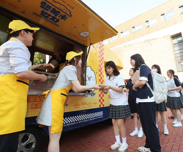©AP신문(AP뉴스)/이미지 제공 = 농협중앙회 ▲이화여고에서 운영된 농협경제지주 '행복미밥차'