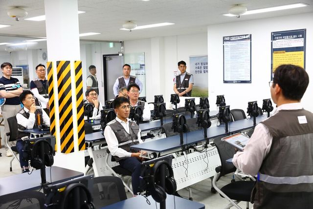 ©AP신문(AP뉴스)/이미지 제공 = ㈜한화 건설부문 ▲㈜한화 건설부문 김승모 대표이사(우측 네 번째)가 안전교육장에서 태블릿PC사용법을 듣고 있다.