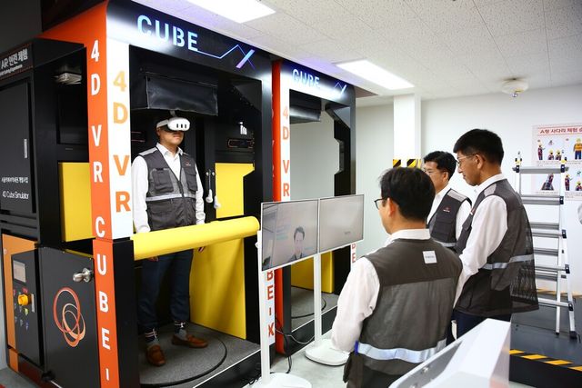 ©AP신문(AP뉴스)/이미지 제공 = ㈜한화 건설부문 ▲㈜한화 건설부문 김승모 대표이사(우측 첫번째)가 VR·AR 체험을 임직원들과 함께 보고 있다.