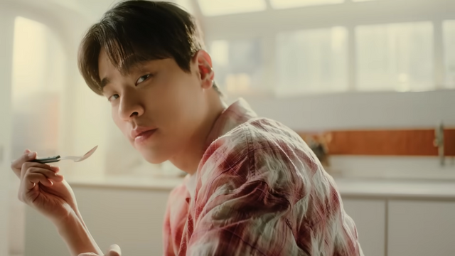 [AP신문 광고평론 No.1297]&nbsp; ​​​​​​​배우 박정민이 냉동 도시락 브랜드 '온더고' 모델로 발탁됐다. 사진 아워홈 유튜브 캡처ⓒAP신문(AP뉴스)