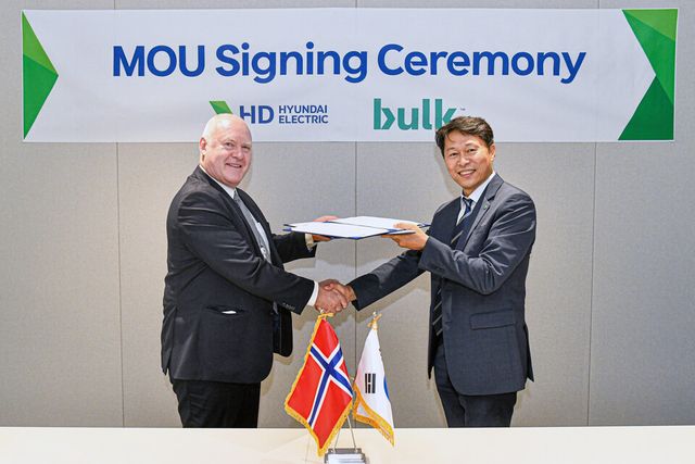 ©AP신문(AP뉴스)/이미지 제공 = HD현대 ▲HD현대일렉트릭 전력영업부문장 양재철 전무(오른쪽)와 벌크 인프라스트럭처 토르비욘 모에 최고사업개발책임자(왼쪽)가 데이터센터용 전력변압기, 고압차단기 등 전력기자재 공급 협력을 위한 업무협약 체결 기념촬영을 하고 있다.