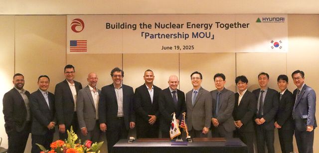 ©AP신문(AP뉴스)/이미지 제공 = 현대건설 ▲현대건설 이한우 대표(오른쪽에서 여섯 번째)와 알버리시 리처드 재거스 사장(왼쪽에서 일곱 번째)이 19일(현지시간) 미국 시카고 파크 하얏트 호텔에서 업무협약을 체결한 후 주요 관계자들과 함께 기념사진을 촬영하고 있다.