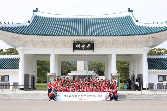 ©AP신문(AP뉴스)/이미지 제공 = 롯데건설 ▲롯데건설 ‘샤롯데 봉사단’이 봉사활동 후 현충문 앞에서 기념촬영을 하고 있다.