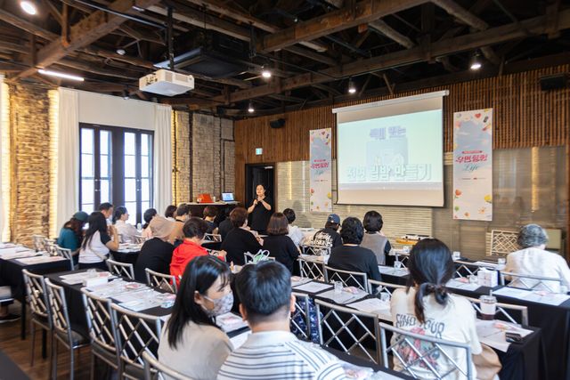 ©AP신문(AP뉴스)/이미지 제공 = 한화손해보험 ▲5월 31일 서울 정동 1928 아트센터에서 열린 한화손해보험 '힐링LIFE' 프로그램에 참여한 여성 암 경험자 및 가족들이 '컬러립밤 만들기' 문화예술 체험을 진행하고 있다.