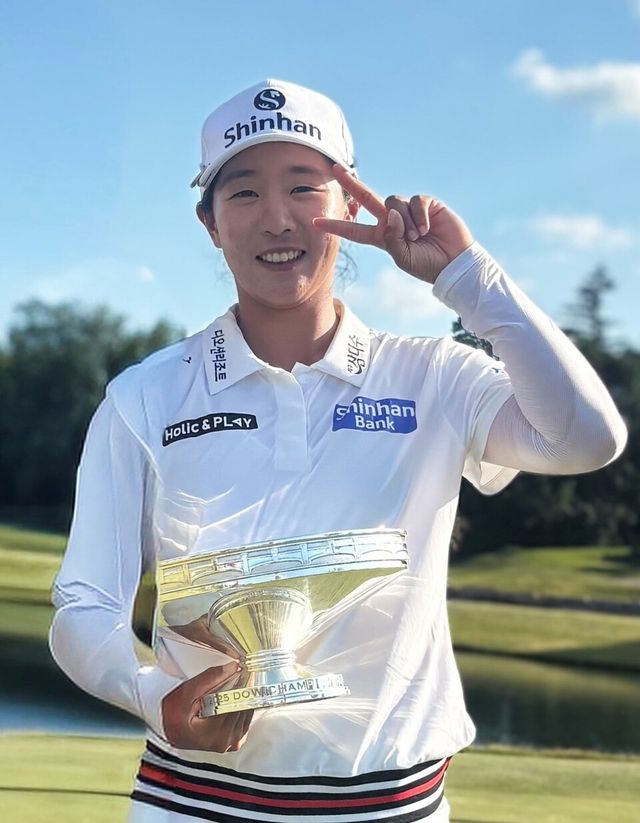 ©AP신문(AP뉴스)/이미지 제공 = 신한금융지주 ▲30일 우승을 차지한 임진희 선수가 우승 트로피를 들고 기념촬영을 하고 있다.