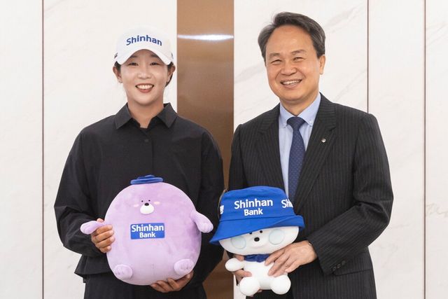 ©AP신문(AP뉴스)/이미지 제공 = 신한금융지주 ▲진옥동 신한금융그룹 회장(오른쪽)과 임진희 선수가 지난 4월 후원 계약을 마치고 기념촬영을 하고 있다.