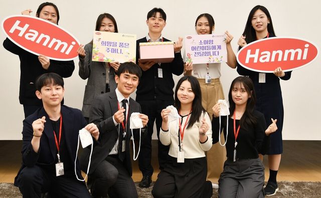 ©AP신문(AP뉴스)/이미지 제공 = 한미그룹 ▲한미사이언스와 한미약품 직원들이 소아암 환아를 위한 응원의 마음을 담아 손수 제작한 ‘히크만 주머니’를 들고 기념촬영을 하고 있다.