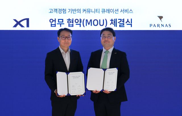 ©AP신문(AP뉴스)/이미지 제공 = GS건설 ▲GS건설 이용구 건축주택설계부문장(왼쪽)과 파르나스호텔 김태형 미래사업부문장이 업무 협약을 체결하고 기념사진 촬영하고 있다.