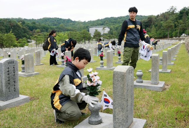 ©AP신문(AP뉴스)/이미지 제공 = KB국민은행 ▲KB국민은행은 호국보훈의 달 및 제70회 현충일을 맞아 임직원과 가족 80여 명이 참석한 가운데, 국립서울현충원에서 묘역 관리 봉사활동을 실시했다.