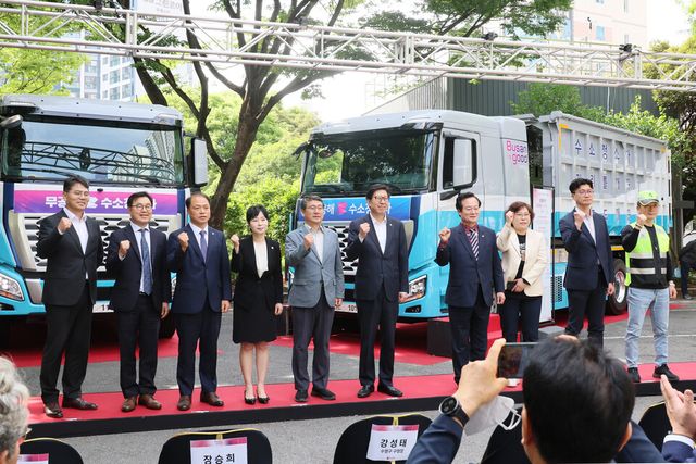 ©AP신문(AP뉴스)/이미지 제공 = 현대자동차 ▲박형준 부산시장(왼쪽에서 여섯번째), 홍정호 현대차 부산지역본부장 상무(왼쪽에서 첫 번째), 신승규 현대차 에너지&수소정책담당 전무(왼쪽에서 두 번째) 등 주요 관계자들이 5일 부산시청 야외주차장에서 열린 ‘부산광역시 수소청소차 도입 시민공개행사’에 참석해 기념촬영을 하고 있다.