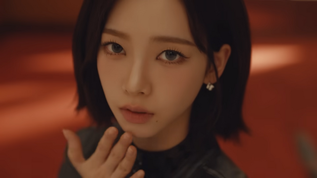 [AP신문 광고평론 No.1287]&nbsp; ​​​​​​​에스파 멤버 카리나가 피자를 찾고 있다. 사진 노모어피자 유튜브 캡처ⓒAP신문(AP뉴스)