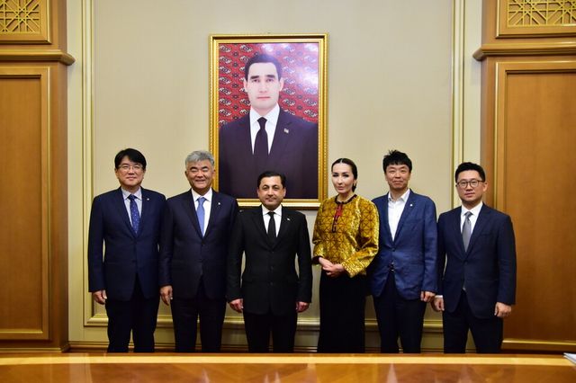 ©AP신문(AP뉴스)/이미지 제공 = 대우건설 ▲지난 6월 27일 투르크메니스탄 아쉬하바트에서 정원주 대우건설 회장(오른쪽 두 번째)이 바이무랏 안나맘메도브 건설·전력·생산담당 부총리를 예방한 뒤 양측 관계자들과 함께 기념촬영을 하고 있다.