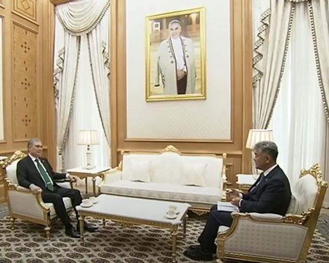 ©AP신문(AP뉴스)/이미지 제공 = 대우건설 ▲지난 6월 28일 투르크메니스탄 아쉬하바트에서 정원주 대우건설 회장(오른쪽)이 구르반굴리 베르디무하메도프 국가최고지도자와 면담을 진행하고 있다.