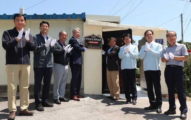 ©AP신문(AP뉴스)/이미지 제공 = 농협중앙회 ▲강호동 농협중앙회장(왼쪽에서 4번째)은 7월 10일 충북 음성군 금왕읍 내송리 비성마을에서 수리농가 1000호 달성을 기념했다.