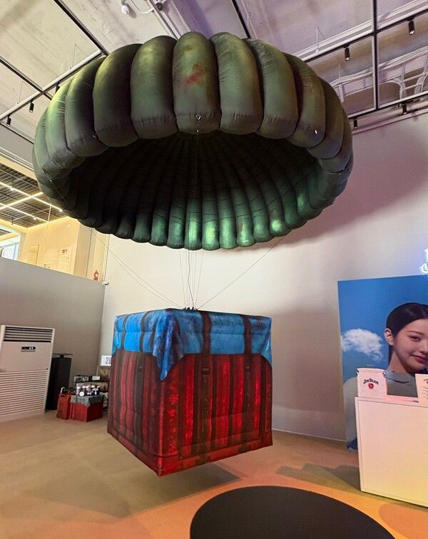 ⓒAP신문(AP뉴스)/ 박수연 기자 = ▲'서바이버 홀’(Survivor Hall)에 배틀그라운드 보급품이 전시되어 있다.