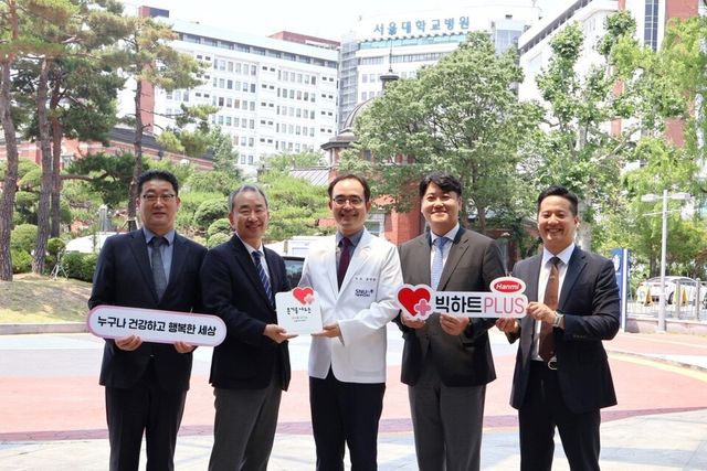 ©AP신문(AP뉴스)/이미지 제공 = 한미그룹 ▲요양병원 간암 환자의 사연을 소개한 서울대병원 소화기내과 유수종 교수(가운데)와 한미그룹 임직원들이 ‘빅하트PLUS’ 현판 전달식 후 기념촬영을 하고 있다.