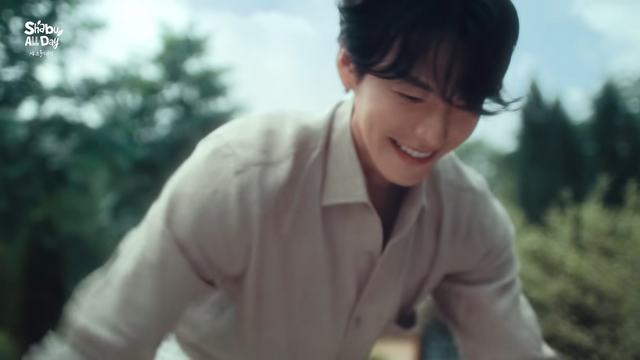 [AP신문 광고평론 No.1304]&nbsp; ​​​​​​​손님을 기다리며 상을 차리고 있는 김우빈. 사진 샤브올데이 유튜브 캡처ⓒAP신문(AP뉴스)