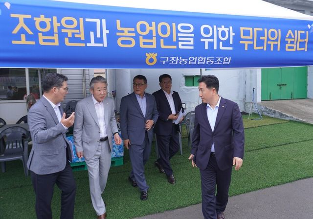 ©AP신문(AP뉴스)/이미지 제공 = 농협중앙회 ▲농협중앙회 강호동 회장(왼쪽에서 2번째)은 15일 제주 지역을 찾아 지역 농·축협이 운영 중인 무더위 쉼터를 방문해 냉방기기 상태, 생수·음료 제공, 구급 용품 비치 여부 등을 확인하고 있다.