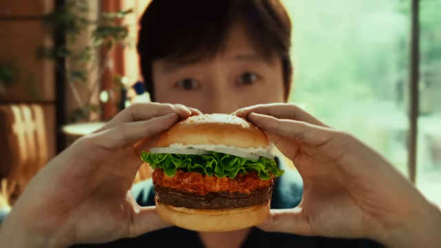 [AP신문 광고평론 No.1305]&nbsp; ​​​​​​​롯데리아 새우 버거, 불고기 버거 등 제품을 보여준다. 사진 롯데리아 유튜브 캡처ⓒAP신문(AP뉴스)