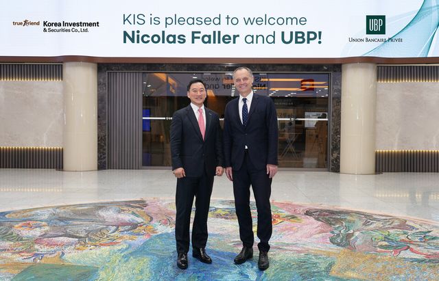 ©AP신문(AP뉴스)/이미지 제공 = 한국투자증권 ▲한국투자증권 김성환 사장(왼쪽)과 UBP 니콜라스 팔라 UBP 글로벌 자산운용 대표(오른쪽)가 전략적 협업 방안 논의를 마치고 기념사진을 찍고 있다.