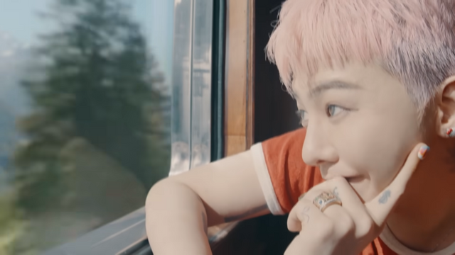 [AP신문 광고평론 No.1306]&nbsp;&nbsp;​​​​​​​기차 창밖을 보고 있는 지디. 사진 여기어때 유튜브 캡처ⓒAP신문(AP뉴스)