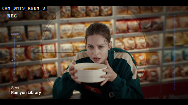 [AP신문 광고평론 No.1308]&nbsp;​​​​​​​라면을 먹다가 들킨 주인공. 사진 한국관광공사 유튜브 캡처ⓒAP신문(AP뉴스)