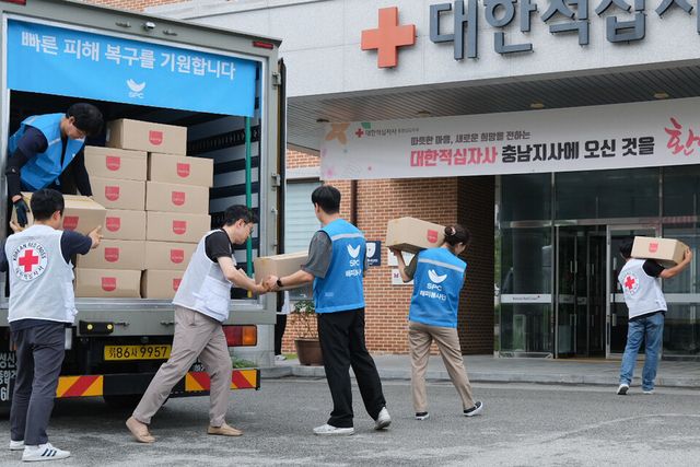 ©AP신문(AP뉴스)/이미지 제공 = SPC그룹 ▲SPC그룹 해피봉사단 직원들이 지난 18일 대한적십자사 충남지사에서 수해 이재민들을 위한 구호물품을 전달하고 있다.