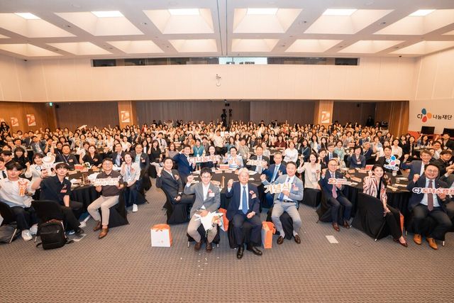 ©AP신문(AP뉴스)/이미지 제공 = CJ그룹 ▲CJ나눔재단 설립 20주년 기념식에 모인 150여명의 지역아동센터 선생님들과 CJ 임직원 및 관계자들, 우수 성장사례 수혜자 등 전체 참가자가 기념사진을 촬영하고 있다.