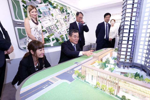 ©AP신문(AP뉴스)/이미지 제공 = 대우건설 ▲홍보관 오픈을 하루 앞두고 사전 점검차 홍보관을 방문한 대우건설 김보현 사장