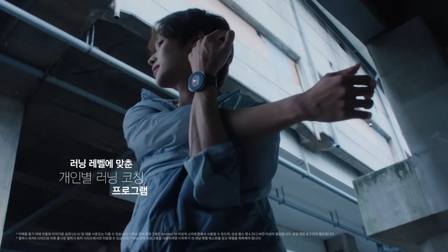 [AP신문 광고평론 No.1309]&nbsp;​​​​​​​러닝 전 몸을 풀고 있는 라이즈 원빈. 사진 삼성전자 유튜브 캡처ⓒAP신문(AP뉴스)