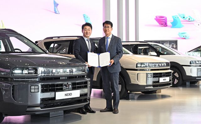 ©AP신문(AP뉴스)/이미지 제공 = 현대자동차그룹 ▲22일 현대 모터스튜디오 고양에서 김동욱 현대차그룹 부사장(오른쪽), 이호현 산업통상자원부 제2차관 (왼쪽)이 현대차 디 올 뉴 넥쏘를 배경으로 기념 촬영을 하고 있다.