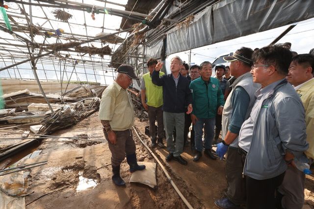 ©AP신문(AP뉴스)/이미지 제공 = 농협중앙회 ▲강호동 농협중앙회장이 경남 폭우피해현장을 둘러보며 농업인을 위로하고 있다.