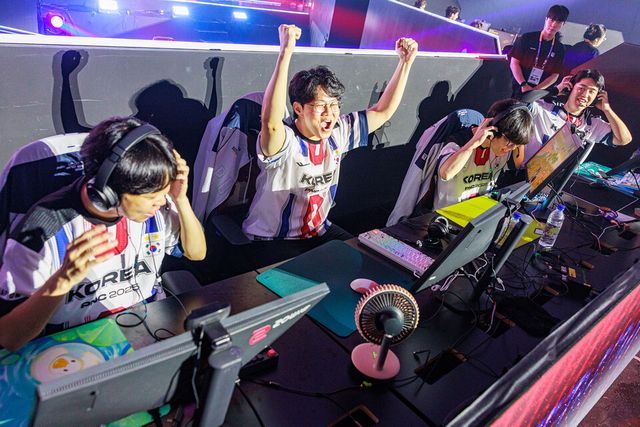 ©AP신문(AP뉴스)/이미지 제공 = 크래프톤 ▲한국 대표팀 선수들이 25일 서울 올림픽공원 핸드볼경기장에서 열린 'PNC 2025'&nbsp;파이널 스테이지 1일 차 경기에서 매치 4 치킨 획득 후 환호하고 있다.