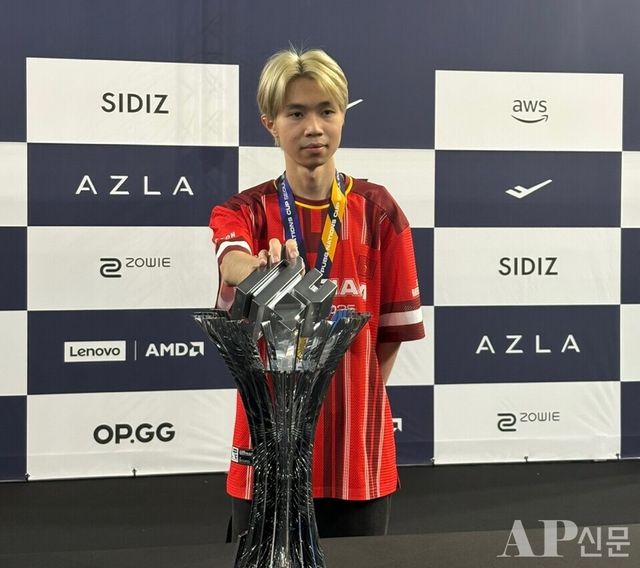 ©AP신문(AP뉴스) 박수연 기자 = ▲베트남 대표팀 ‘히마스(Himass)’ 라 프엉 띠엔 닷 선수가 27일 서울 올림픽공원 핸드볼경기장에서 열린 'PNC 2025'&nbsp;파이널 스테이지 최종일 경기에서 우승을 차지한 직후, 우승 트로피와 함께 기자회견에 참석해 기념촬영을 하고 있다.