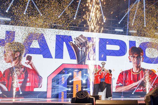 ©AP신문(AP뉴스)/이미지 제공 = 크래프톤 ▲베트남 대표팀 선수들이 27일 서울 올림픽공원 핸드볼경기장에서 열린 'PNC 2025'&nbsp;파이널 스테이지 최종일 경기에서 우승을 차지한 직후 우승 세리머니를 하고 있다.