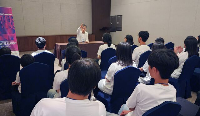 ©AP신문(AP뉴스)/이미지 제공 = GS리테일 ▲평창대관령음악제 양성원 예술감독이 무지개상자 오캐스트라 단원들에게 멘토링을 진행하고 있다.