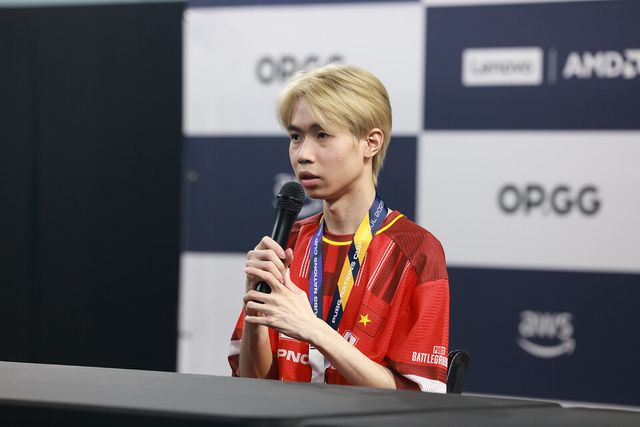 ©AP신문(AP뉴스)/이미지 제공 = 크래프톤 ▲베트남 대표팀 ‘히마스(Himass)’ 라 프엉 띠엔 닷 선수가 27일 서울 올림픽공원 핸드볼경기장에서 열린 'PNC 2025'&nbsp;파이널 스테이지 최종일 경기에서 우승을 차지한 직후, 기자회견에 참석해 소감을 전하고 있다.