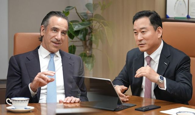 ©AP신문(AP뉴스)/이미지 제공 = 한국투자증권 ▲29일 서울 여의도 한국투자증권 본사에서 김성환 한국투자증권 사장(오른쪽)과 저스틴 뮤지니치 뮤지니치앤코(Muzinich & Co) 사장(왼쪽)이 글로벌 투자 다변화 및 경쟁력 강화를 위한 협업을 논의하고 있다.