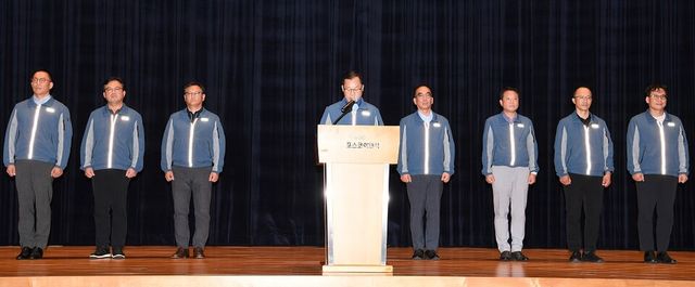 ©AP신문(AP뉴스)/이미지 제공 = 포스코이앤씨 ▲포스코이앤씨 경영진은 29일 포스코이앤씨 송도사옥에서 '함양~창녕간 고속도로 10공구 현장 사고'에 대해 사과했다. (왼쪽부터) 포스코이앤씨 신승식 인프라사업본부 상무, 김동현 인프라사업본부 상무, 여성호 인프라사업본부 상무, 정희민 사장, 김현출 안전보건센터장, 최정균 인프라사업본부 상무, 이상일 인프라사업본부 상무, 신승호 인프라사업본부 상무.