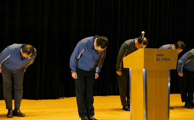 ©AP신문(AP뉴스)/이미지 제공 = 포스코이앤씨 ▲정희민 대표이사 사장을 비롯한 포스코이앤씨 경영진이 29일 송도사옥에서 '함양~창녕간 고속도로 10공구 현장 사고'에 대해 고개 숙여 사과하고 있다.