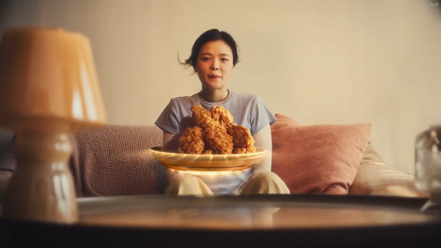 [AP신문 광고평론 No.1300]&nbsp; UFO처럼 공중을 날아 배달된 치킨. 사진 배달의 민족 유튜브 캡처ⓒAP신문(AP뉴스)