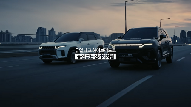 [AP신문 광고평론 No.1299] 나란히 달리고 있는 토레스와 액티언. 사진 KGM 유튜브 캡처ⓒAP신문(AP뉴스)