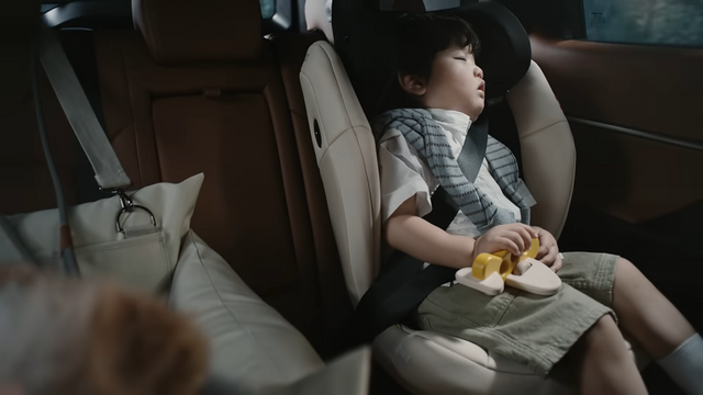 [AP신문 광고평론 No.1299] 주행 중인 차 내부에서 잠든 아이의 모습. 사진 KGM 유튜브 캡처ⓒAP신문(AP뉴스)