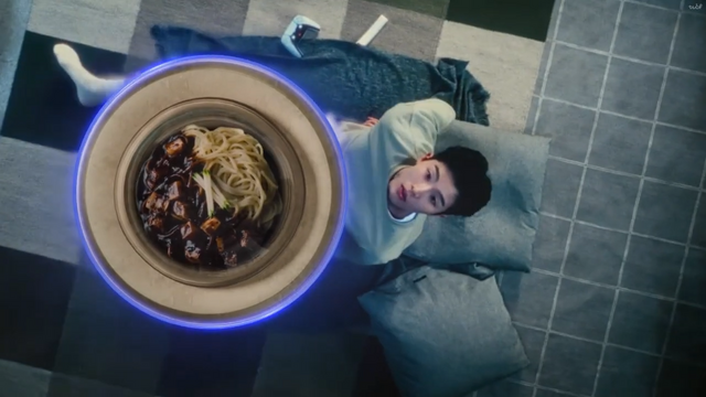 [AP신문 광고평론 No.1300]&nbsp; ​​​​​​​배달되는 짜장면을 보고있는 남성. 사진 배달의 민족 유튜브 캡처ⓒAP신문(AP뉴스)