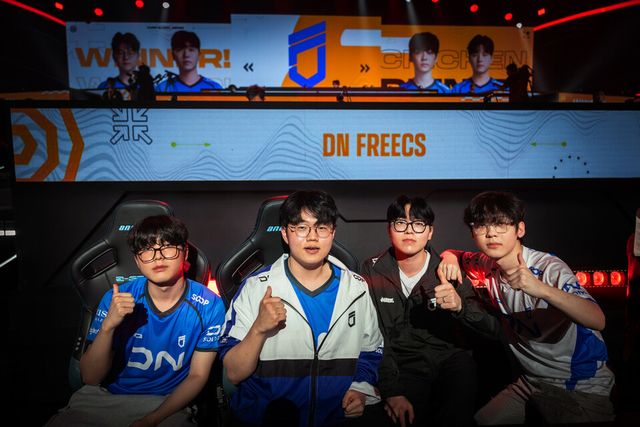 ©AP신문(AP뉴스)/이미지 제공 = 크래프톤 ▲DN 프릭스 선수들이 13일 중국 상하이 VSPO 스튜디오에서 펼쳐진 'PGS 8' 그룹 스테이지 데이 2 경기에서 매치 3 치킨 이후 기념촬영을 하고 있다. (왼쪽부터) '디엘' 김진현, '살루트' 우제현, '규민' 심규민, '헤븐' 김태성 선수.