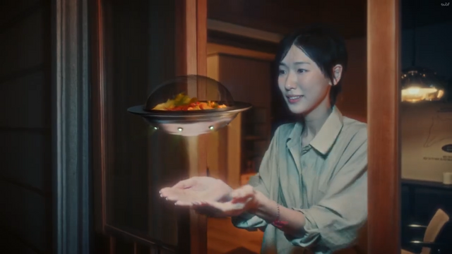 [AP신문 광고평론 No.1300]&nbsp; ​​​​​​​UFO에 담겨 배달된 마라탕을 받는 모습. 사진 배달의 민족 유튜브 캡처ⓒAP신문(AP뉴스)