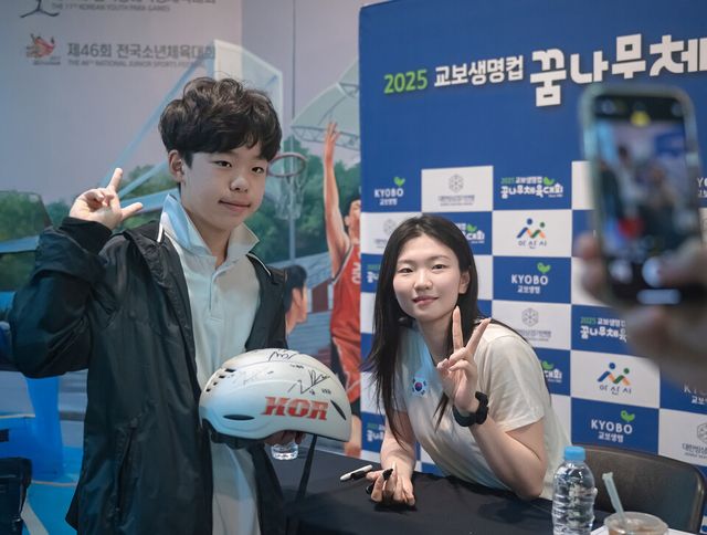 ©AP신문(AP뉴스)/이미지 제공 = 교보생명 ▲26일 충남 아산시 이순신빙상장에서 열린 ‘제41회 교보생명컵 꿈나무체육대회’에서 쇼트트랙 국가대표 심석희 선수(오른쪽)가 사인회를 열고 초등학생 선수와 기념촬영을 하고 있다.
