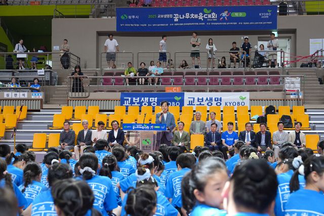 ©AP신문(AP뉴스)/이미지 제공 = 교보생명 ▲29일 경북 상주시 실내체육관에서 열린 ‘제41회 교보생명컵 꿈나무체육대회’ 탁구 종목 개회식에서 유남규 대한탁구협회 실무부회장이 축사를 하고 있다.