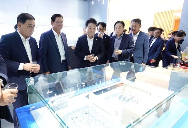 ©AP신문(AP뉴스)/이미지 제공 = 효성그룹 ▲효성중공업 HVDC 변압기 공장 기공식에서 참석자들이 조감도를 보고 있다. (좌측부터) 더불어민주당 허성무 국회의원, 효성 이상운 부회장, 산업통상자원부 이호현 차관